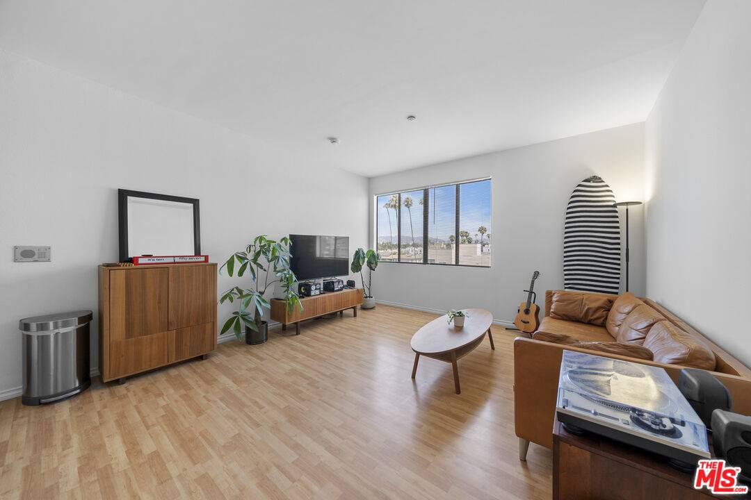 533  S St Andrews Pl 2BR La