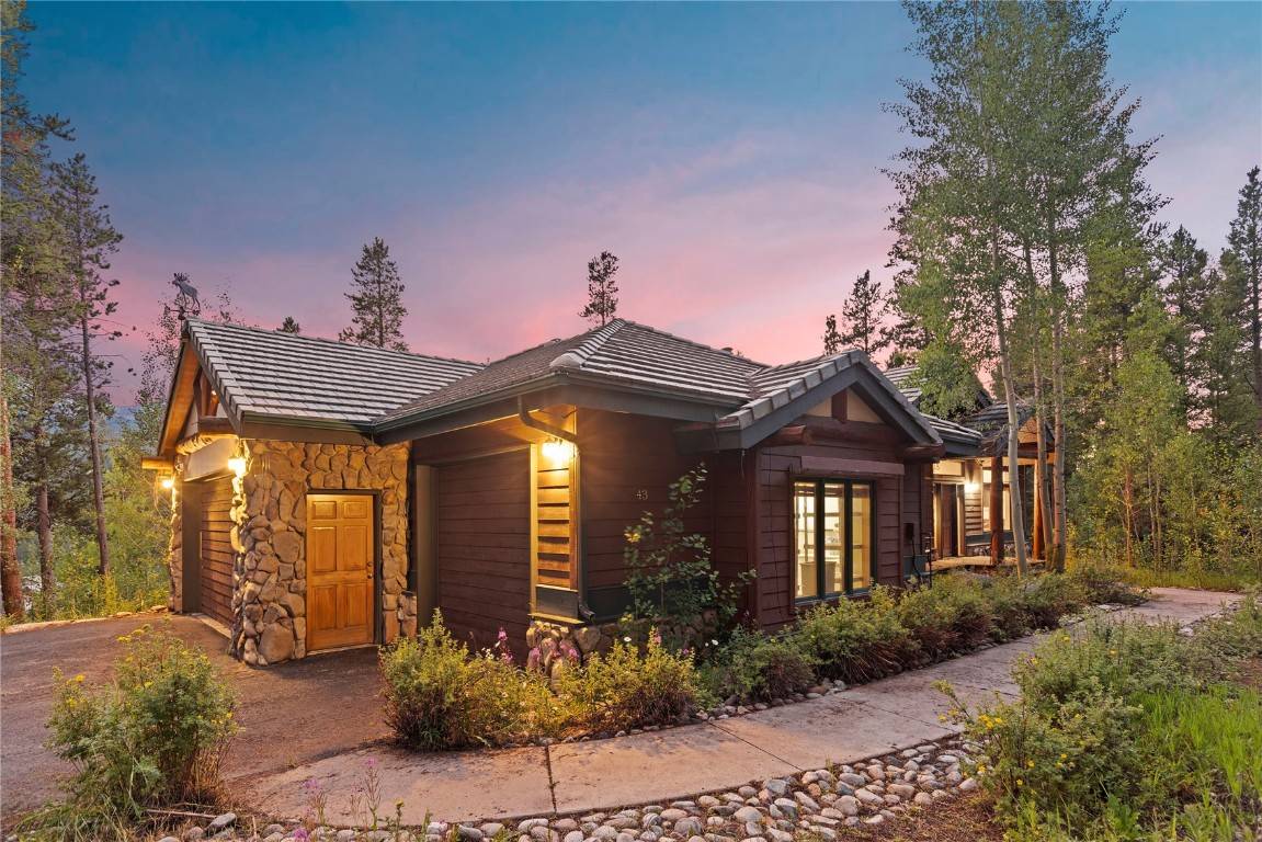 This Highlands residence is only 5 minutes to the Breck Connect Gondola for a day of skiing as well as Breckenridge s historic Main Street for your shopping and dining ...