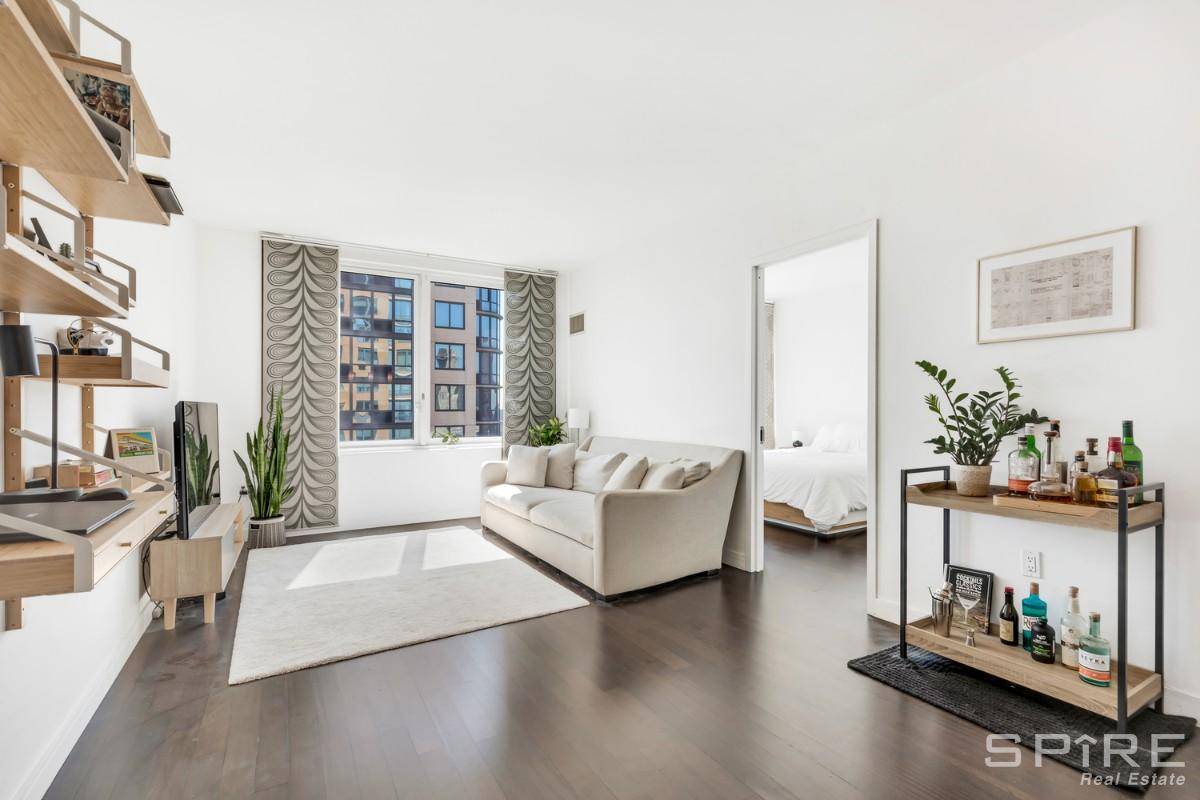 This bright and cheery one bedroom home offers an eastern view of The Williamsburg Bridge, the East River, and Fort Greene Park through over sized picture windows.