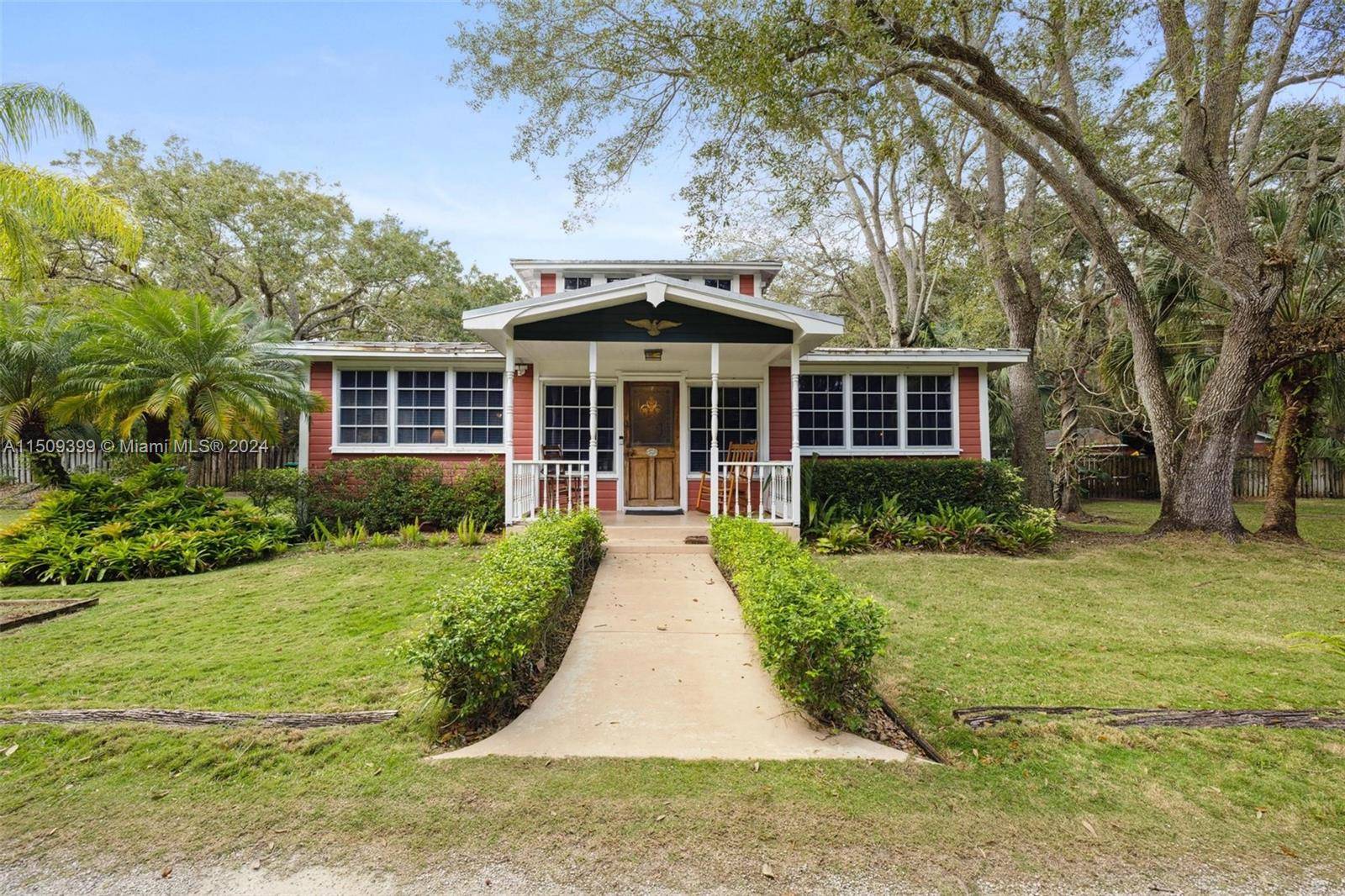 Old Florida Home on 1. 95 acres in Palmetto Bay !