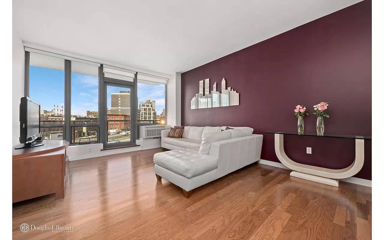 This is the perfect opportunity to live in a beautiful condo building in the amazing area of Long Island City.