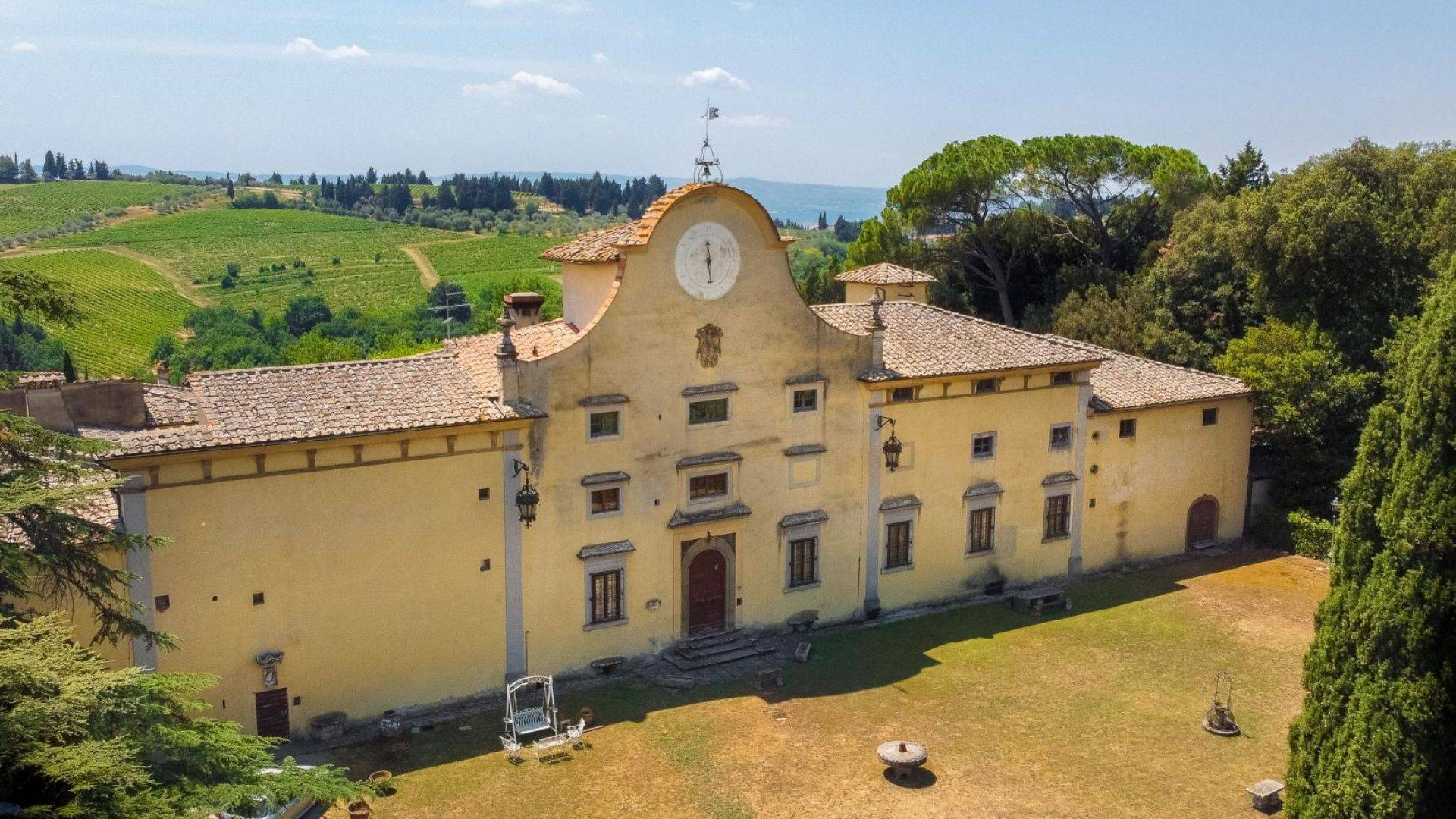 Prestigious and historic villa for sale in the heart of Chianti. The Villa, dating back to 1580, originally belonged to the noble Naldini.