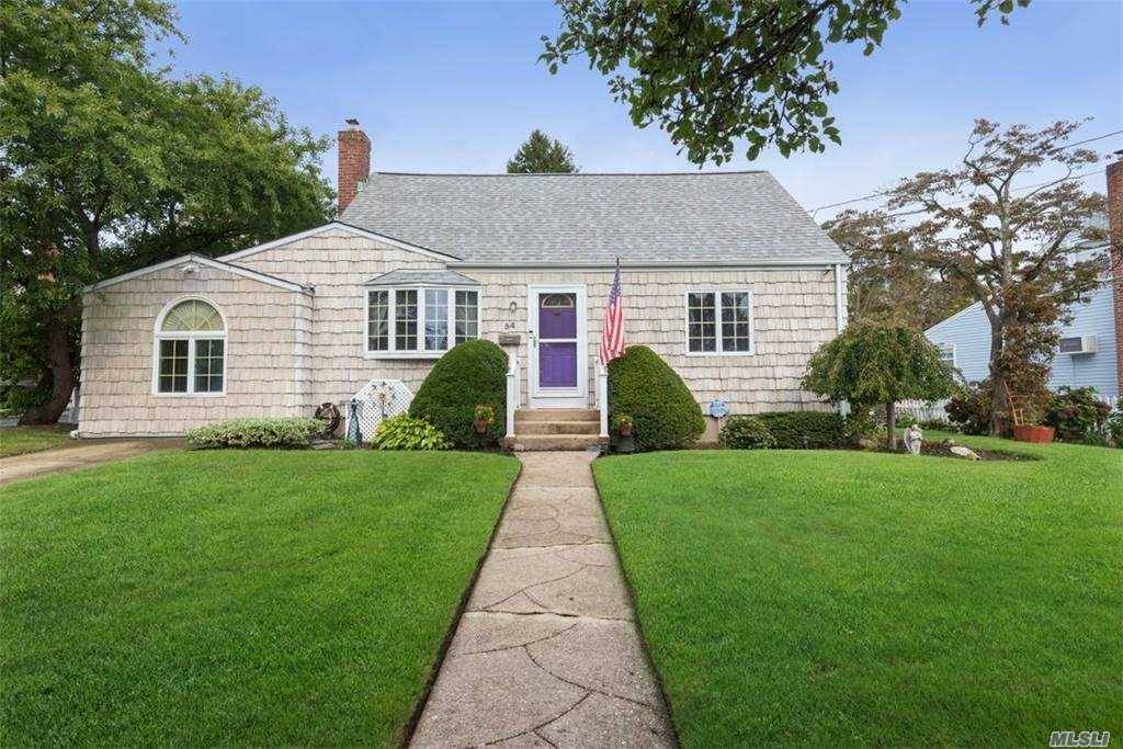 Beautifully maintained 4 bed, 2 bath cape in Farmingdale.