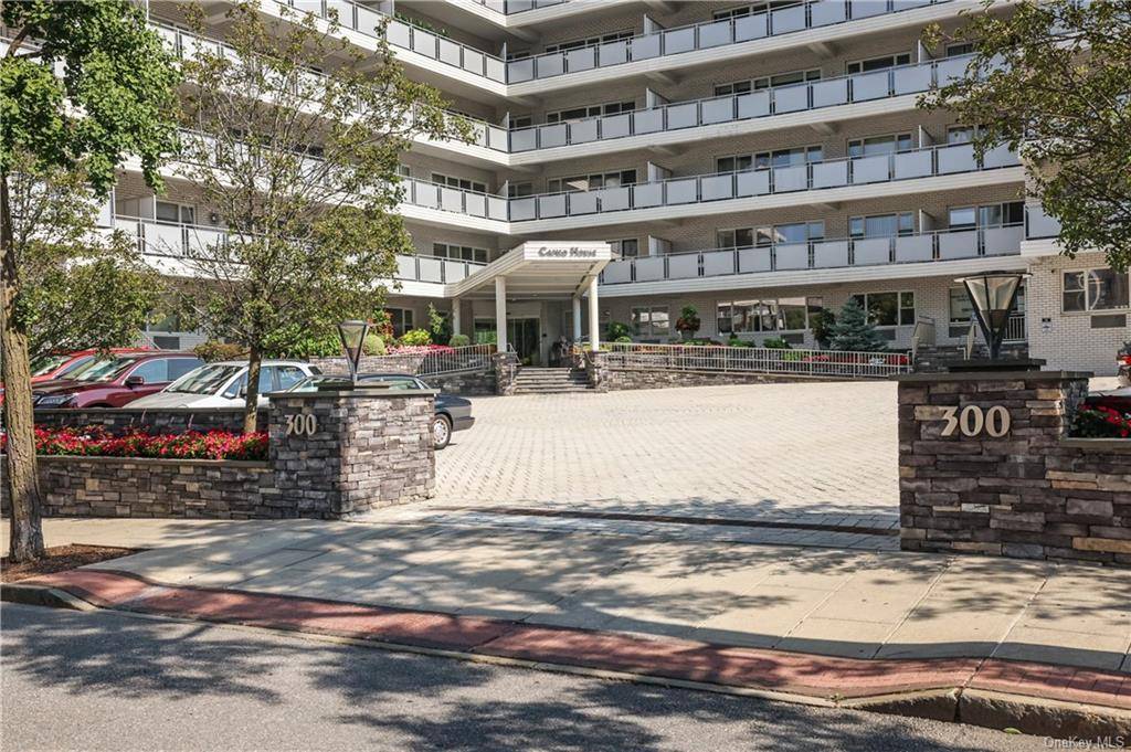 Terrace Lovers ! Nestled in the heart of downtown White Plains, this large 1 bedroom, 1.