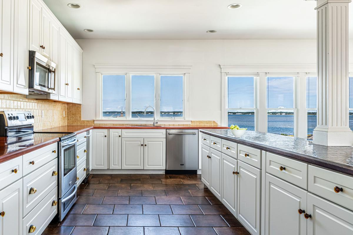 Spacious Chef's Kitchen