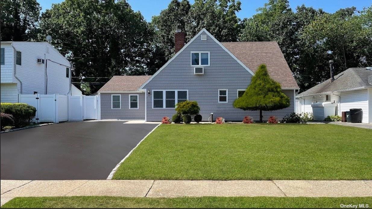 Back to school special ! Finally the OPEN CONCEPT you have been waiting for in Wantagh The gateway to Jones Beach.