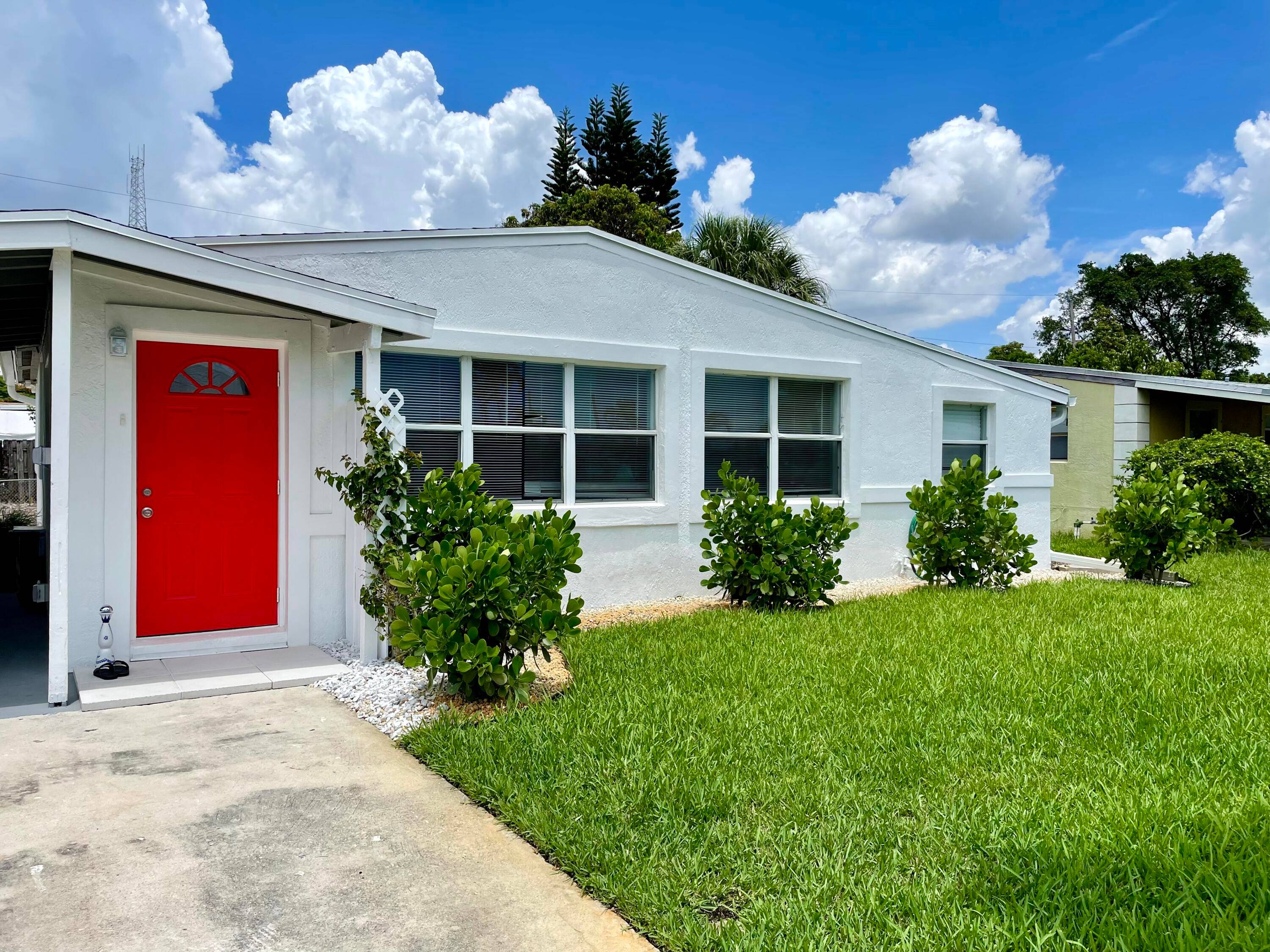 BACK ON MARKET PRICED TO SELL SELLER WILLING TO CONTRIBUTE 10k TOWARDS BUYER'S CLOSING COSTS Charming 3 2 single family home in Carver Park Delray Beach.