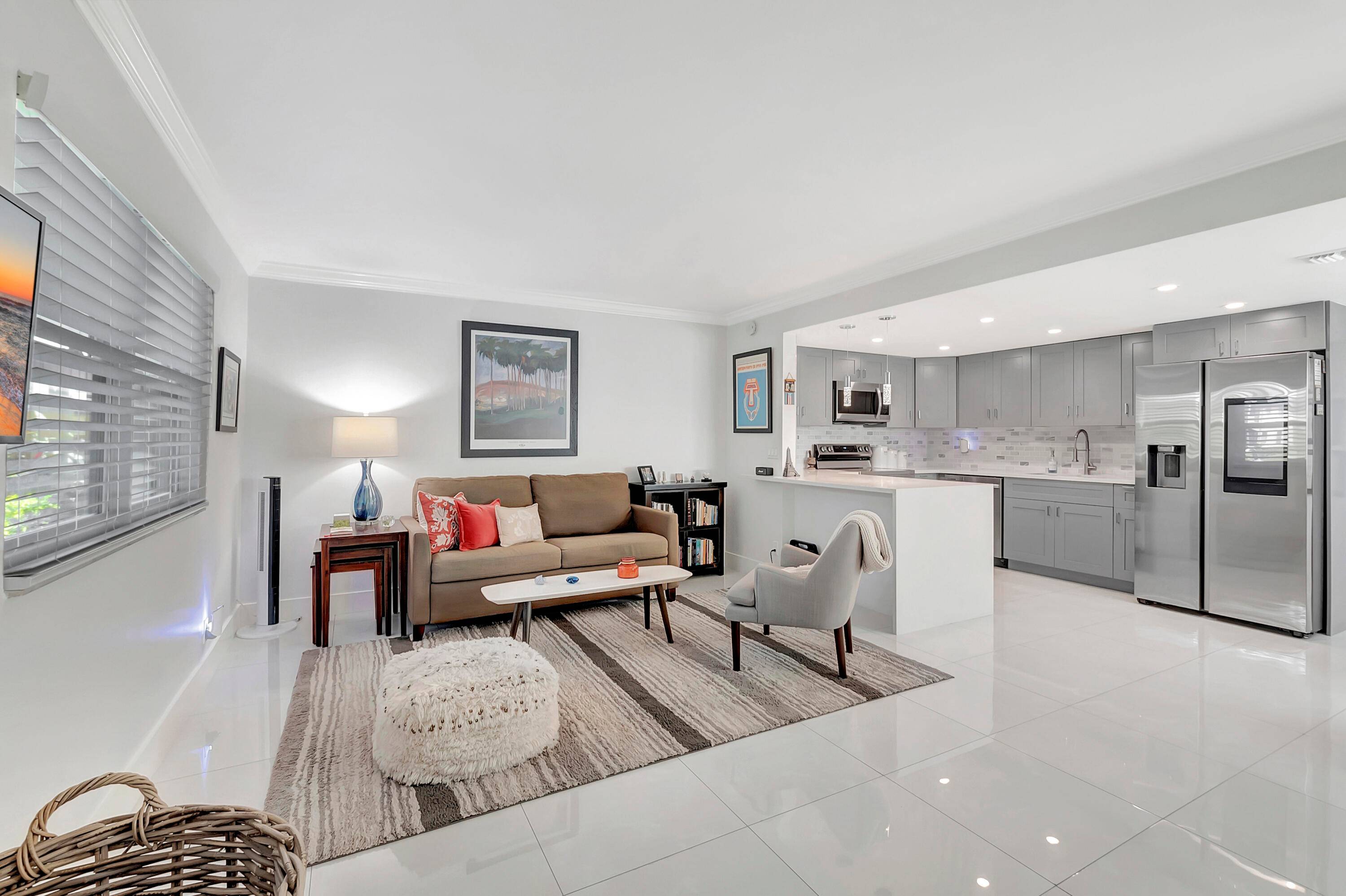 WOW WOW WOW ! ! Come take a look at this amazing custom designer ground floor 1 Bed 1.