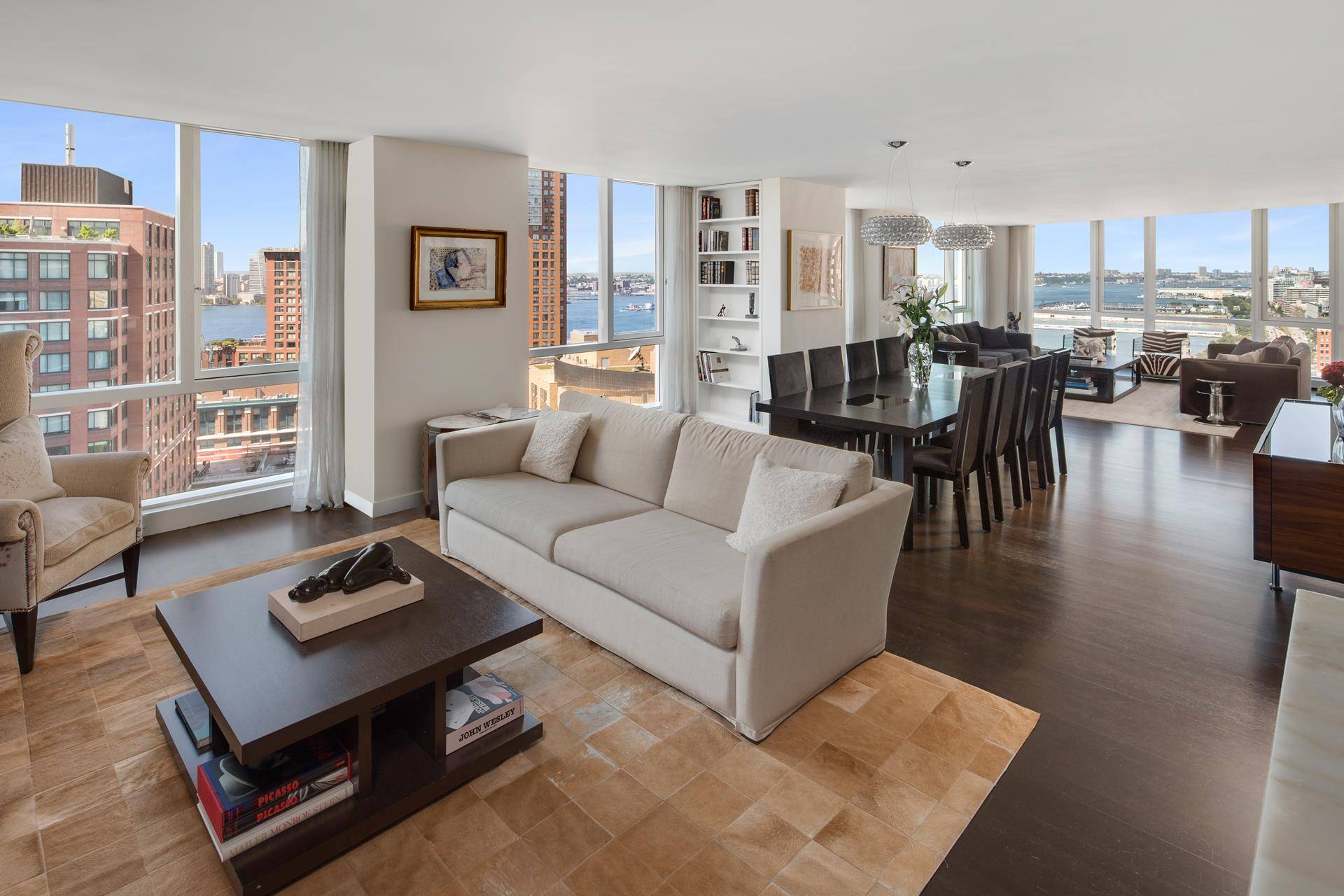 Panoramic views of the Hudson River, lower Manhattan and far beyond !