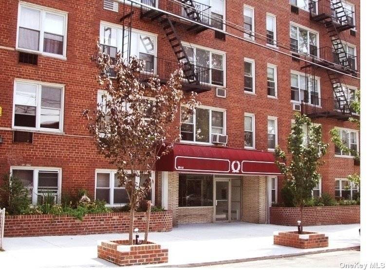 A beautiful, spacious and bright alcove studio apartment in a co op building with a fantastic Sunnyside LIC location.