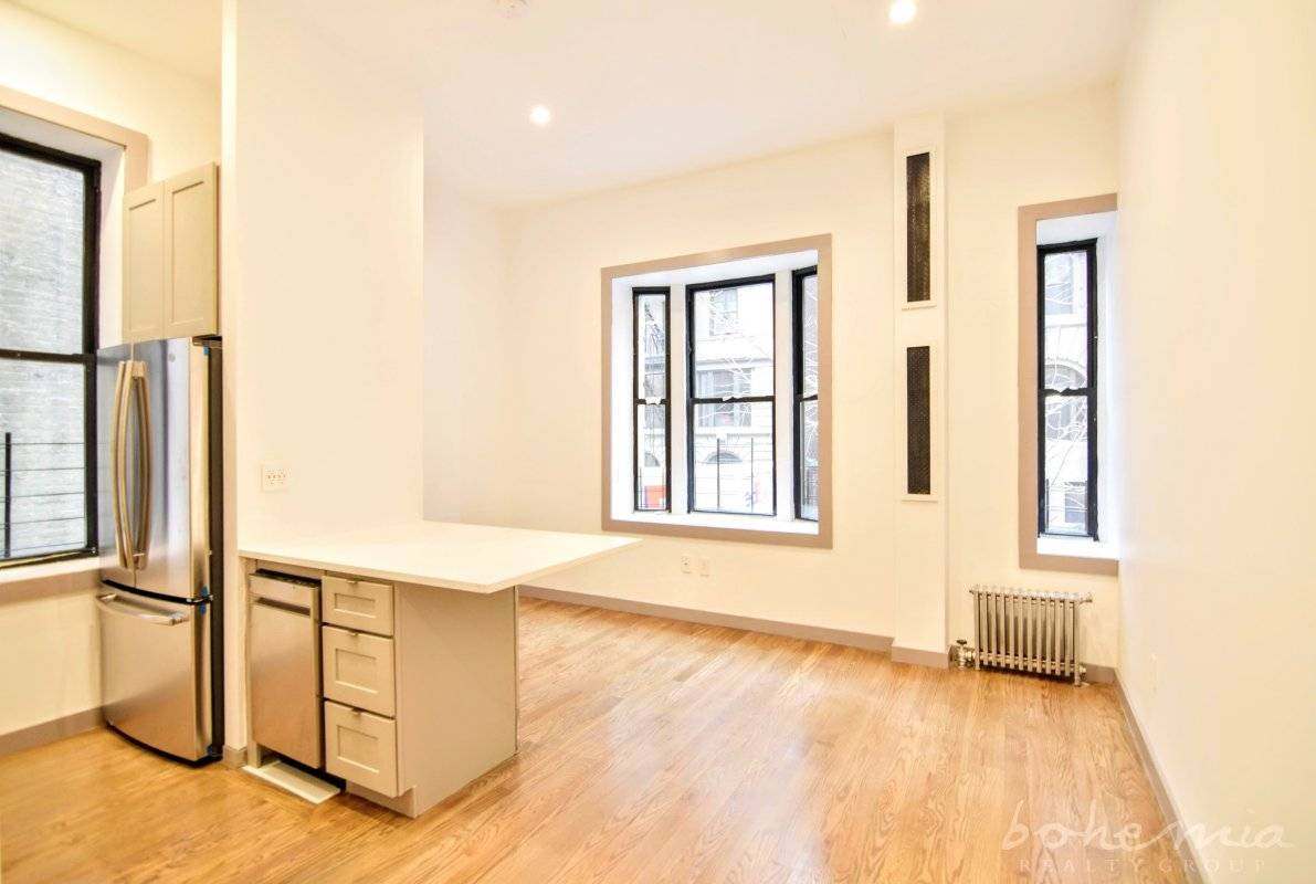 LOCATION SUBWAY A short stroll to the 137th St City College 1 Train This Hamilton Heights 4 bedroom comes replete with a brand new kitchen, granite countertops, cool breakfast bar, ...