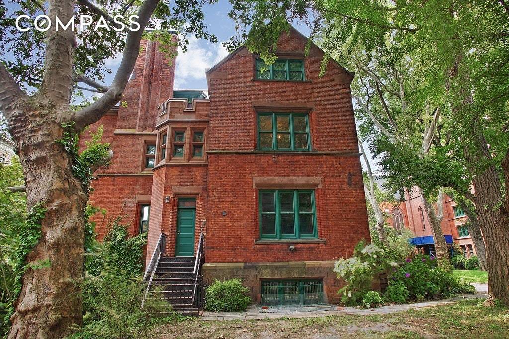 Set behind gates on the magical grounds of General Theological Seminary on one of the Manhattan's most charming and cherished blocks, lies this 3 bedroom townhome that provides all the ...