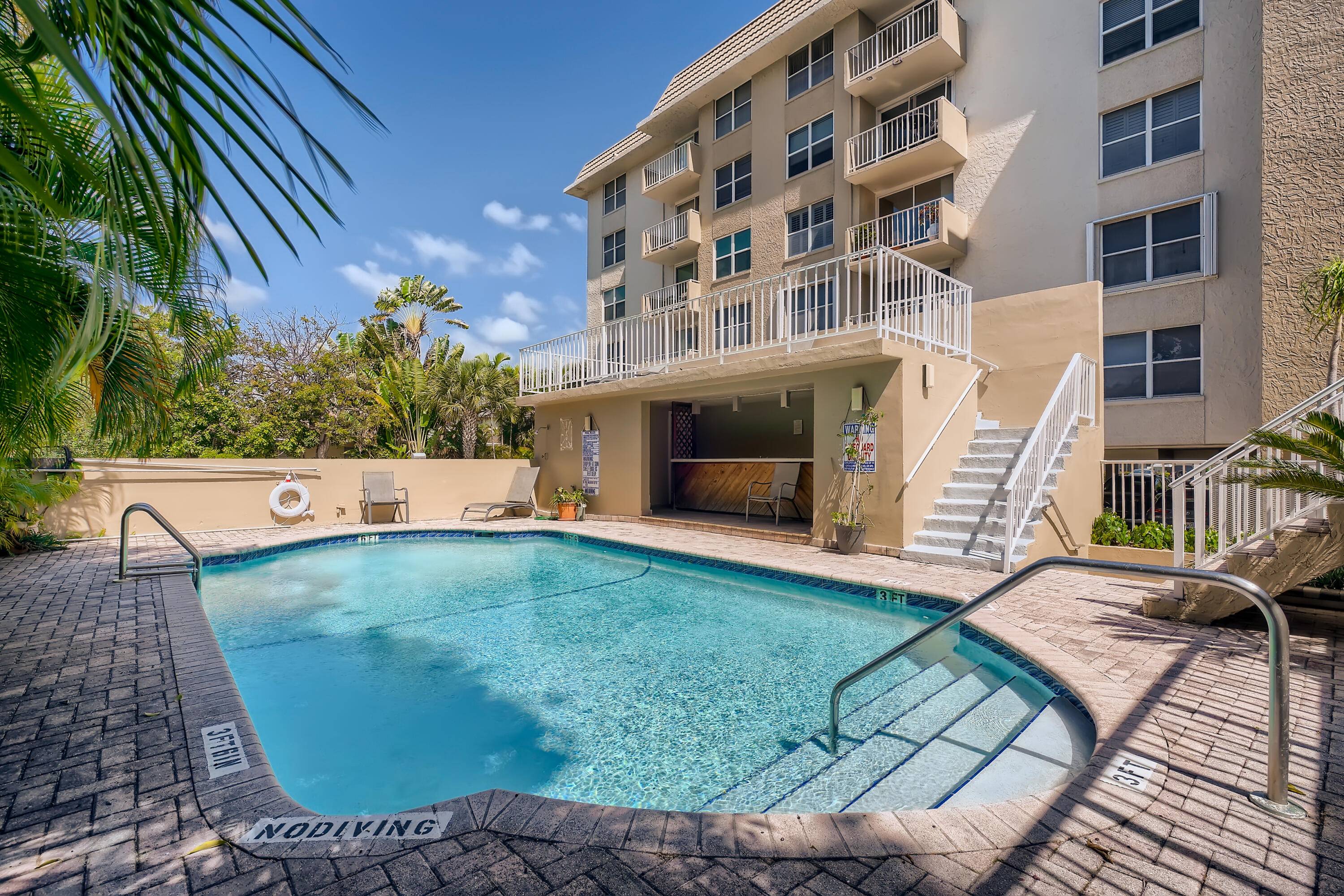 Perfectly positioned condo just minutes away from beaches, shopping, public transportation, dining, Fort Lauderdale Airport, Port Everglades, and all Ft Lauderdale has to offer.