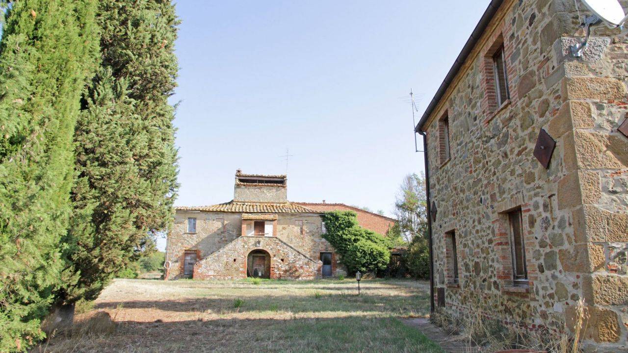 Tuscany estate of over 100 hectares with hunting reserve and 3 farmhouses for sale in the province of Siena,Trequanda. Farm in a panoramic position