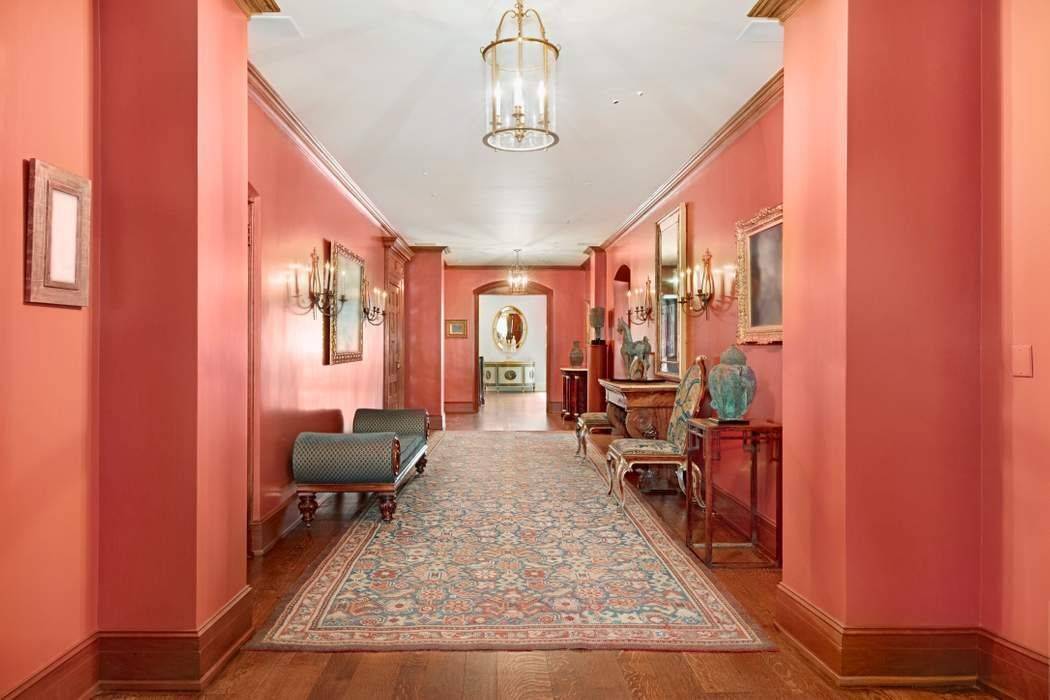 Grand and gracious, this wonderful simplex apartment benefits from an expansive and versatile layout as well as high floor outlooks in four directions.