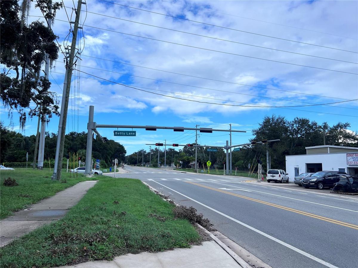Looking West on Sunset Pt Rd