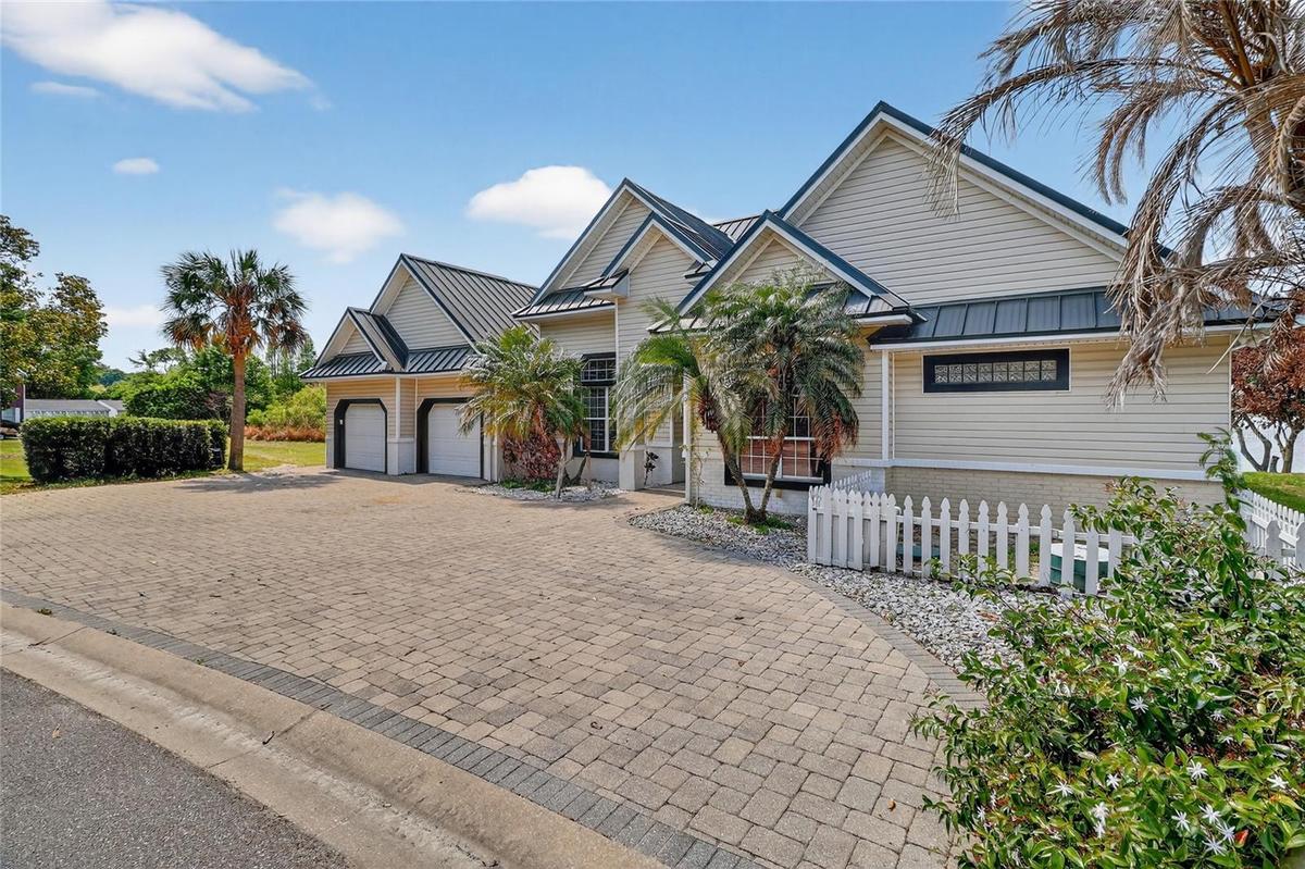 Circular driveway with plenty of parking space