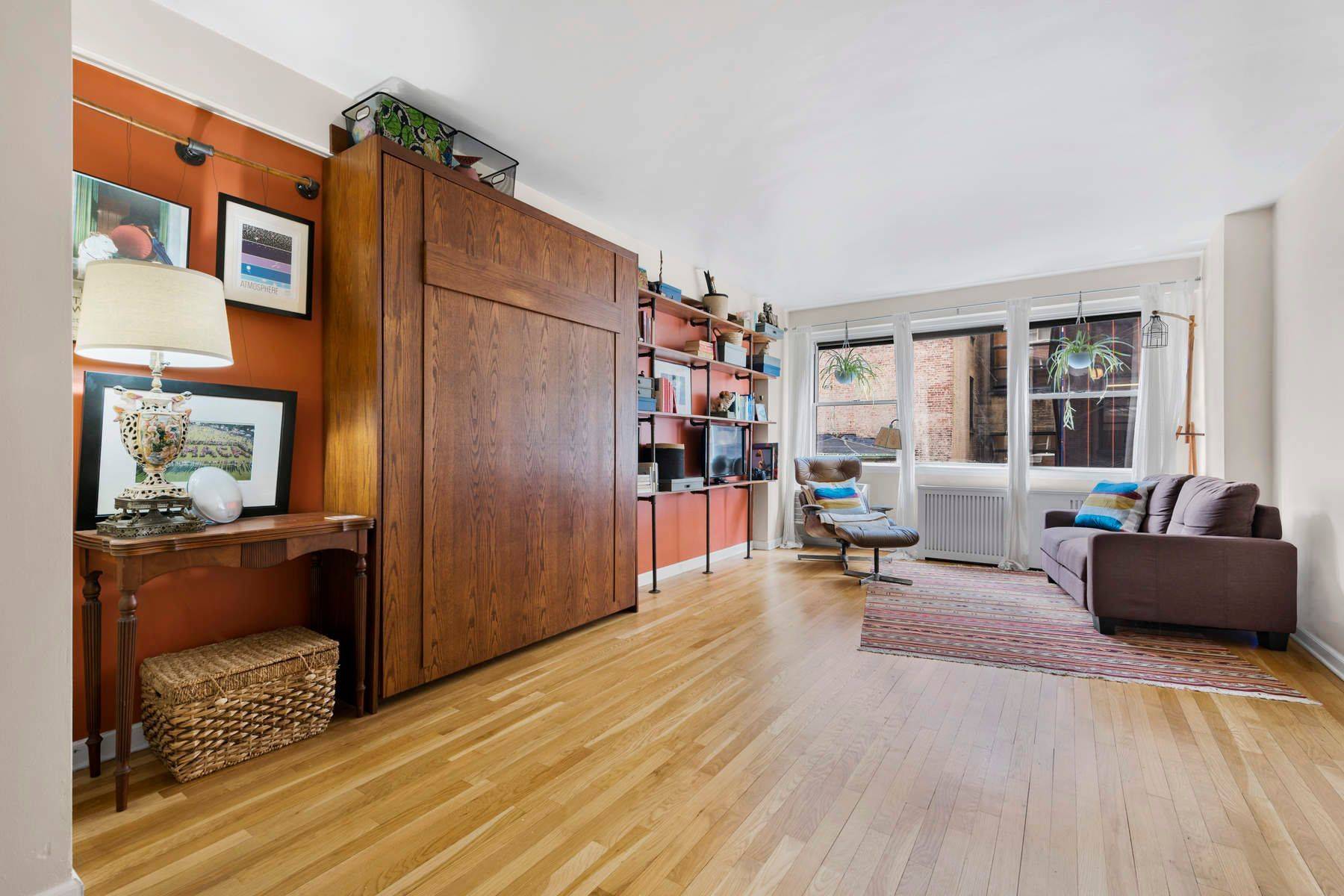 This Hudson Yards Bright Studio features ; a Foyer entrance bringing you into a Gorgeous separate Renovated Kitchen with Stainless Steel Appliances and Granite Countertops, South facing Wall of Windows ...