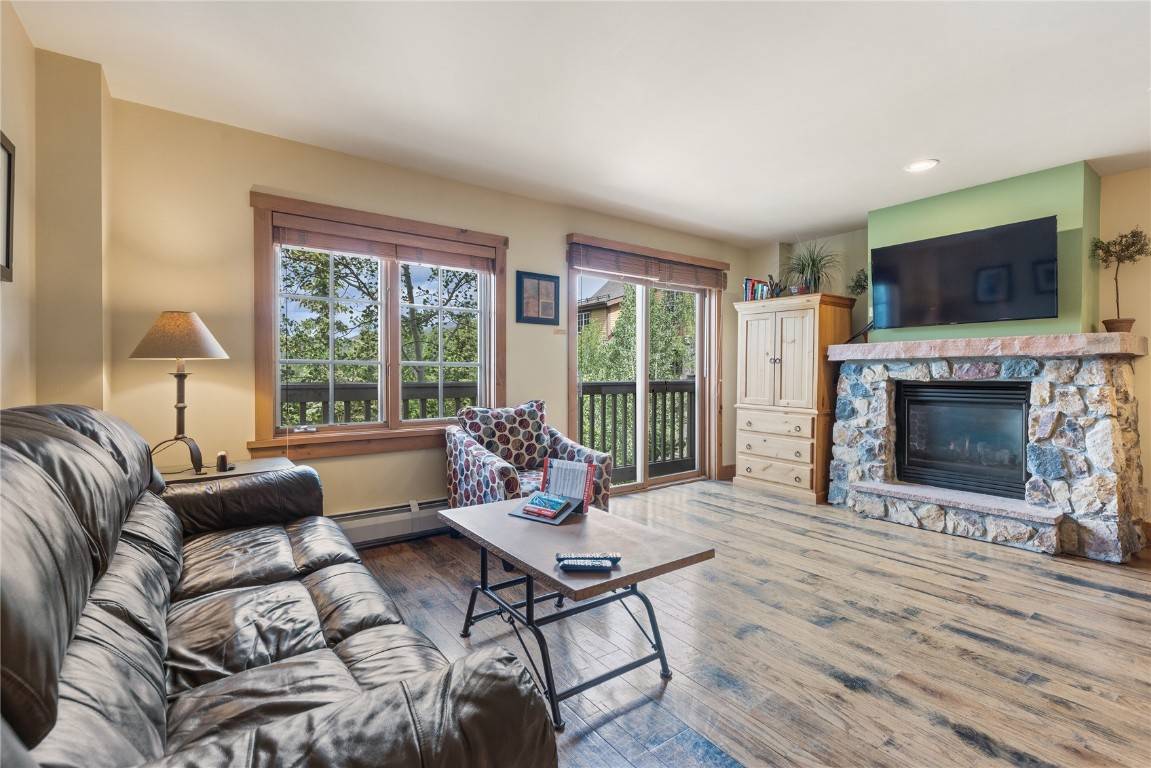 Walk to the gondola from your highly upgraded, oversized studio in Expedition Station boasting granite countertops, hardwood floors, and stainless steel appliances.