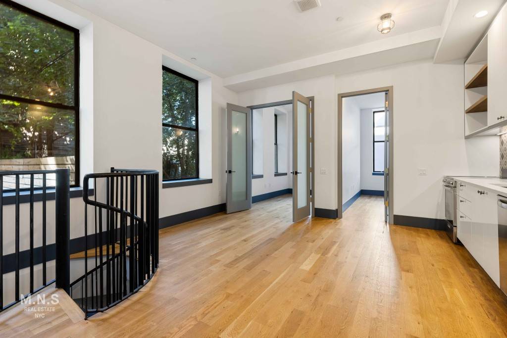 Beautiful Four Bedroom Duplex Apartment Available 9 5 in Bushwick No Fee !