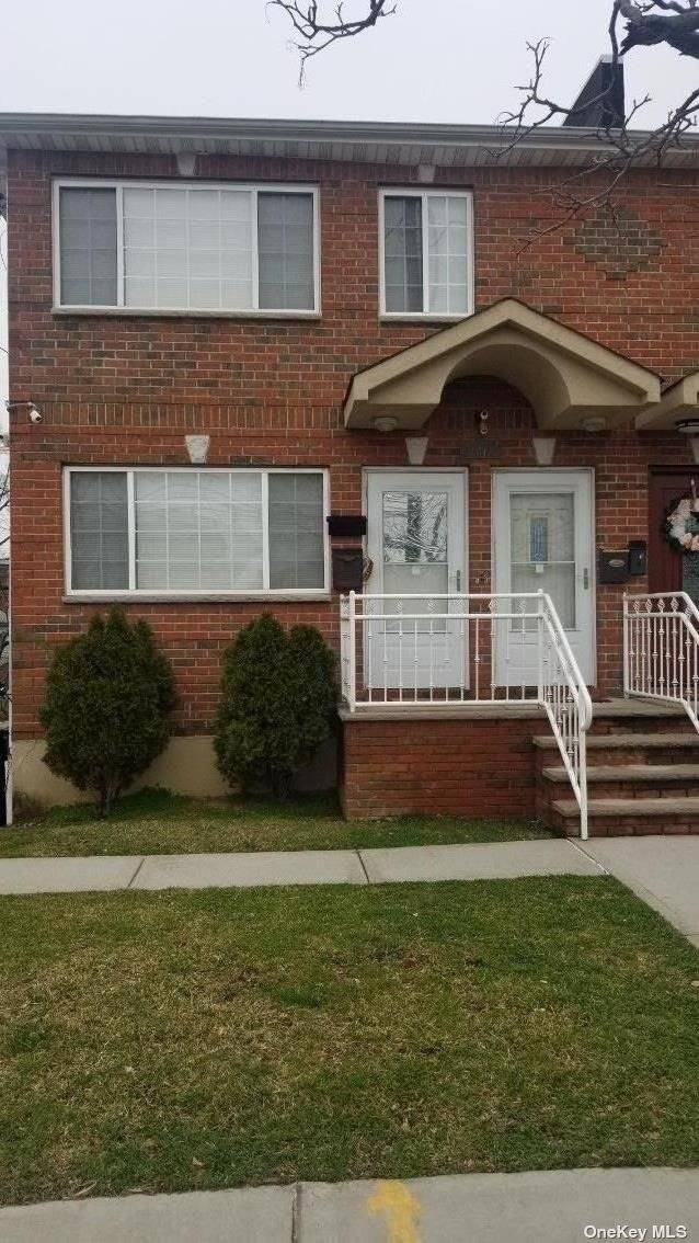 Very Beautiful 3 Bedroom apartment located in Springfield Gardens Rosedale Areas.