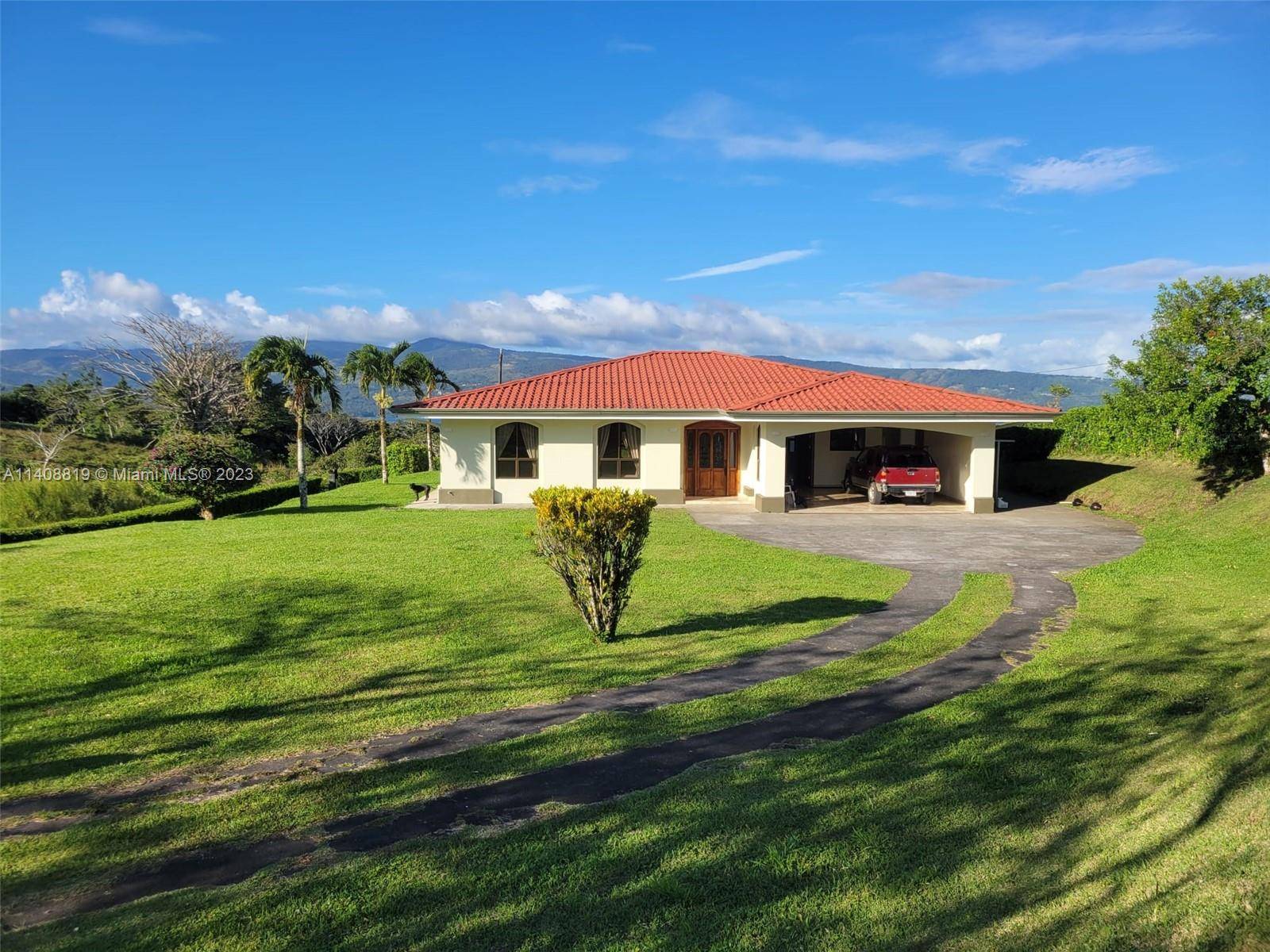 Beautiful 4 bedroom house located in Tilaran, a charming town situated in the province of Guanacaste, Costa Rica.