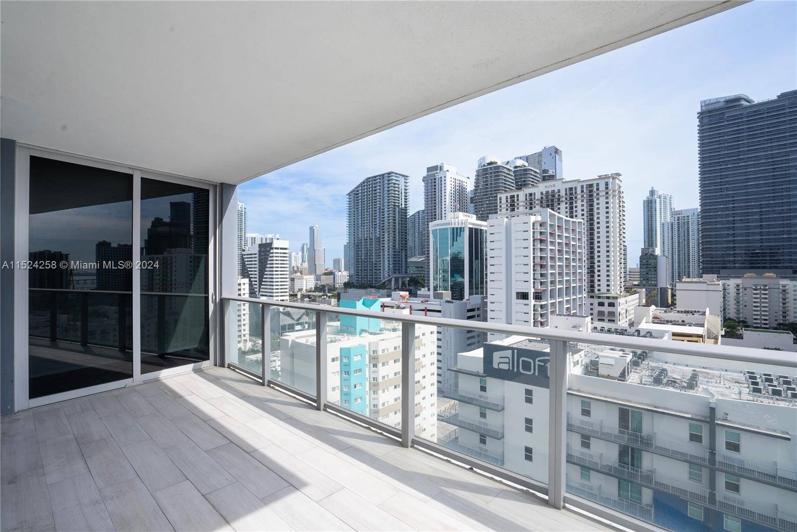 Don't lose this exceptional opportunity to own a luxurious apartment in the heart of Miami's vibrant Brickell district.