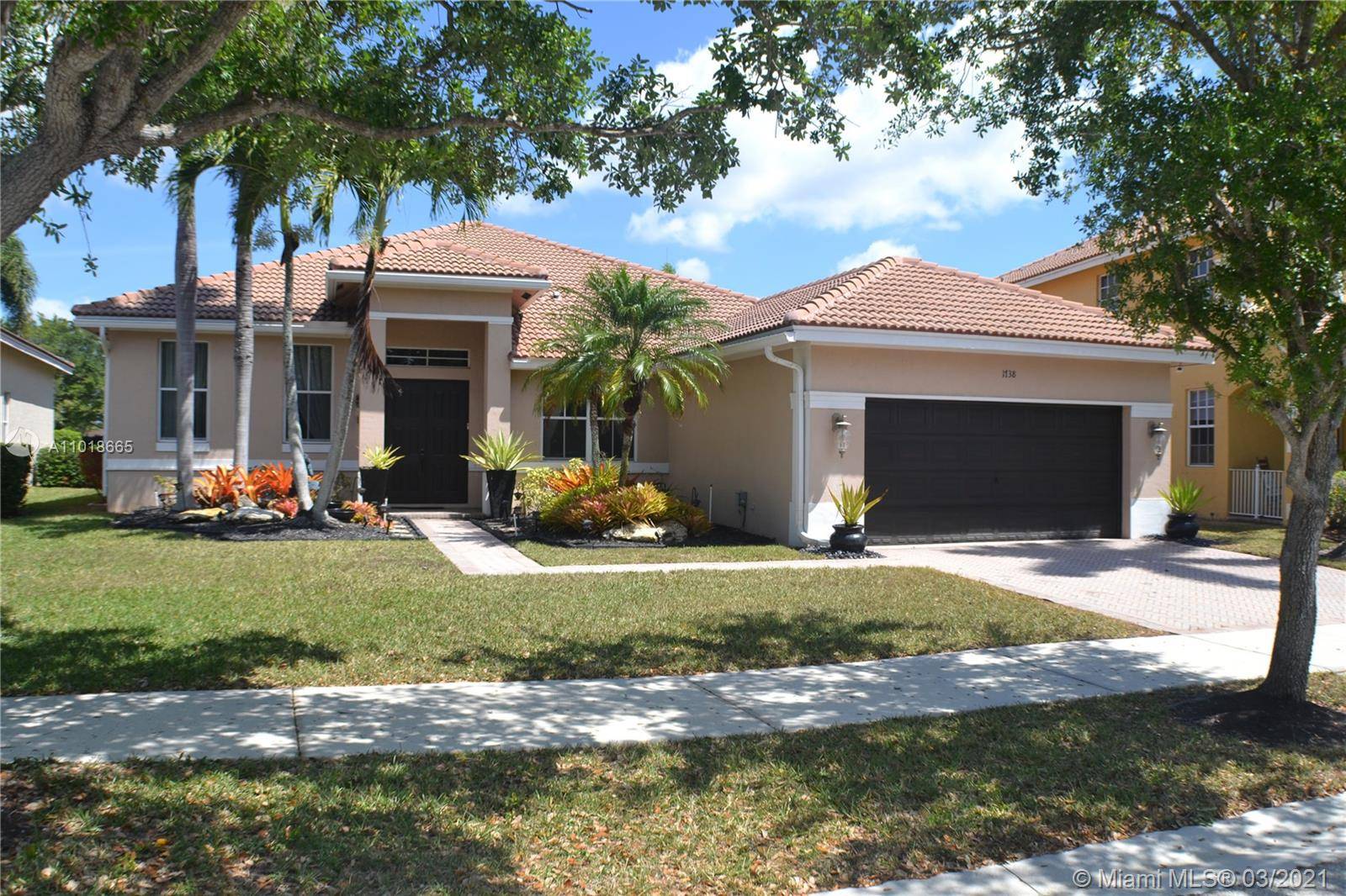 LOCATED IN WESTON PERTIGIOUS SAVANNA, 24 HRS GUARD GATED, BEAUTIFUL HOUSE ONLY ONE STORY, 4 BEDROOMS, 2 AND 1 2 BATHS, LAKEFRONT, FEATURES LUXURIOUS FINISHES THROUGHOUT.