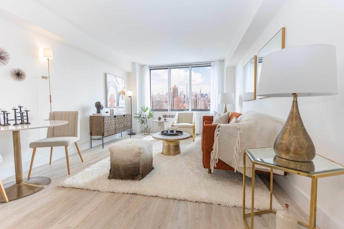 Welcome to the Serrano, The Upper East Sides Premier Luxury Rental Building, featuring hand crafted furnishings, World Class amenities, and New York's most envied views.