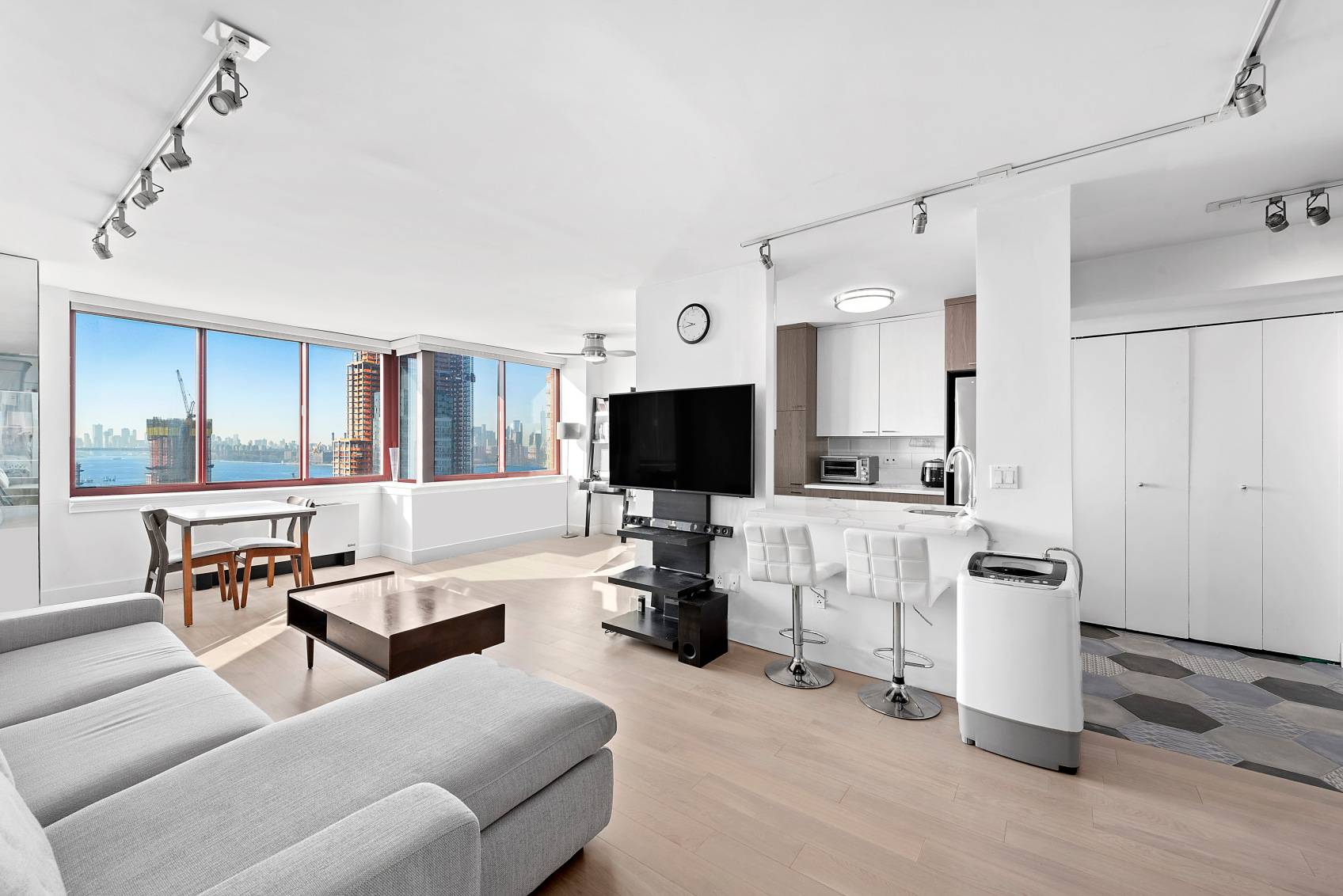 Perched on the 26th Floor featuring panoramic views of Manhattan, Brooklyn and Queens is this spacious newly renovated 1 bedroom residence in Long Island City.