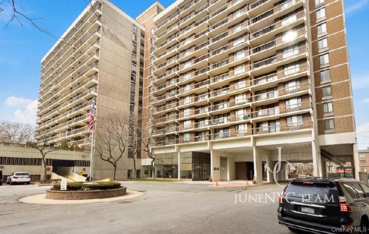 Full-Service Building with ParkingWell-maintained full-service building featuring a convenient guest parking area for visitors, plus garage parking fo