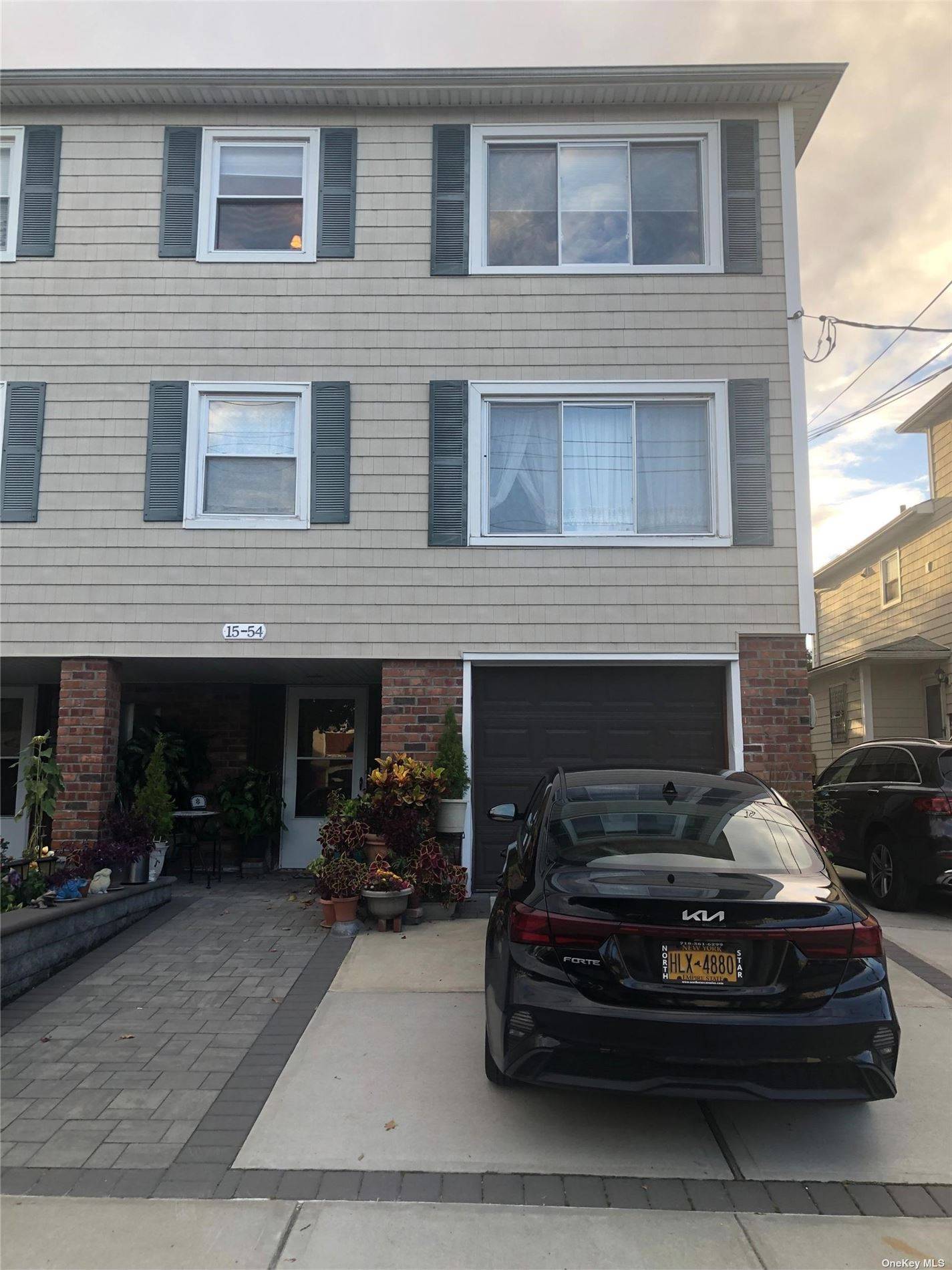 Duplex Big apartment 1, 200Sf with Washer and Dryer and parking for two cars, close to all major Highway, Q16 to Flushing, express buss to the NYC, Little neck bay ...