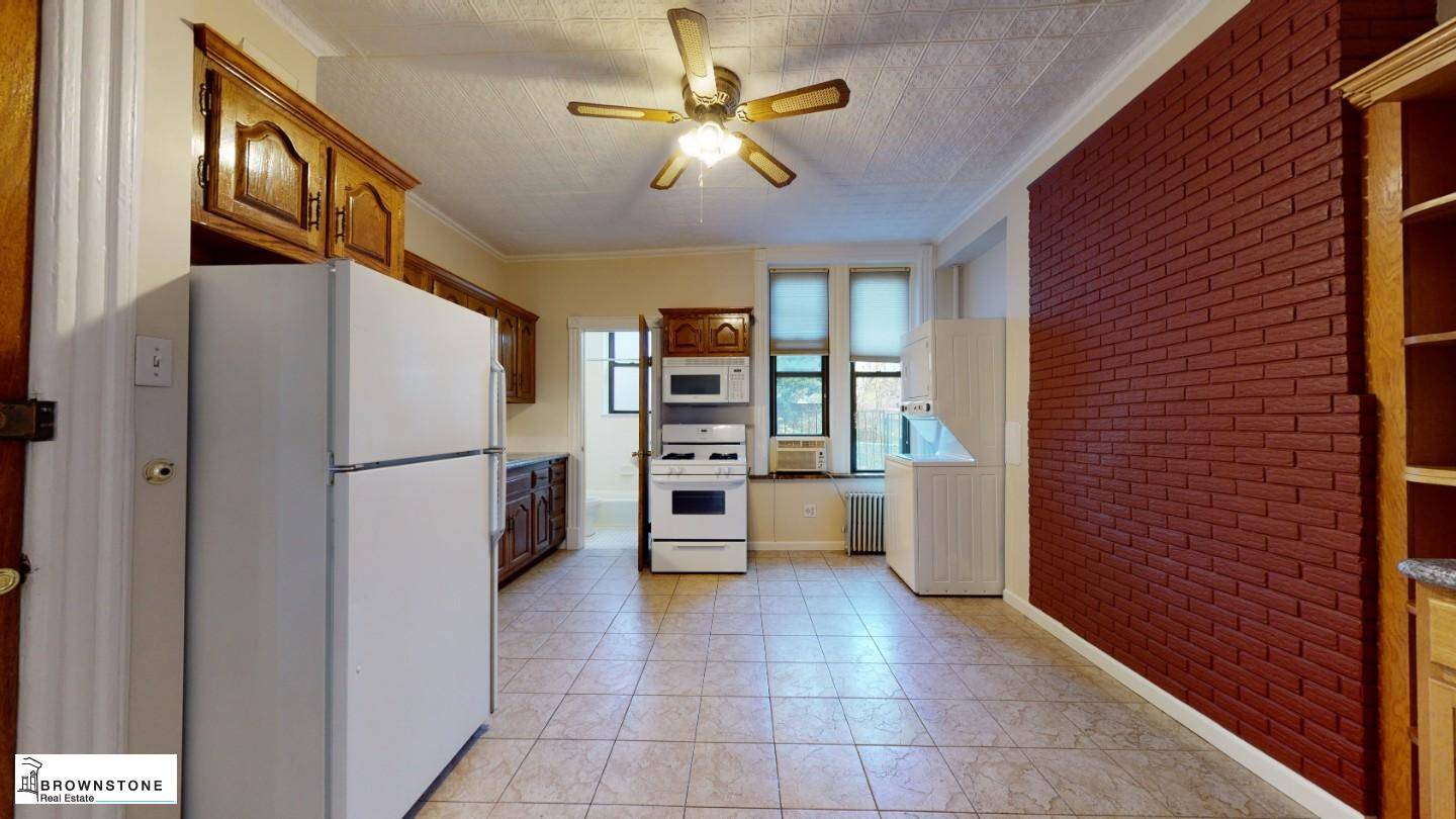 This wonderful apartment is located in a well maintained, secure building in the Heart of Carroll Gardens, just a few blocks from the F and G Trains.