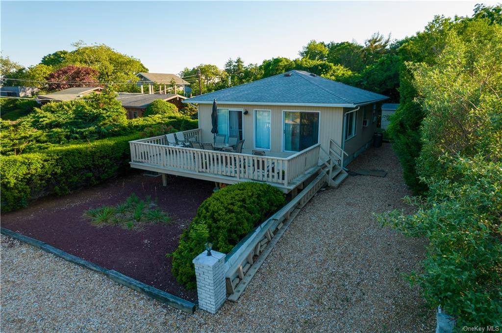 Welcome to Montauk ! 40 Lincoln Road is located in the highly sought after Hither Hills community.