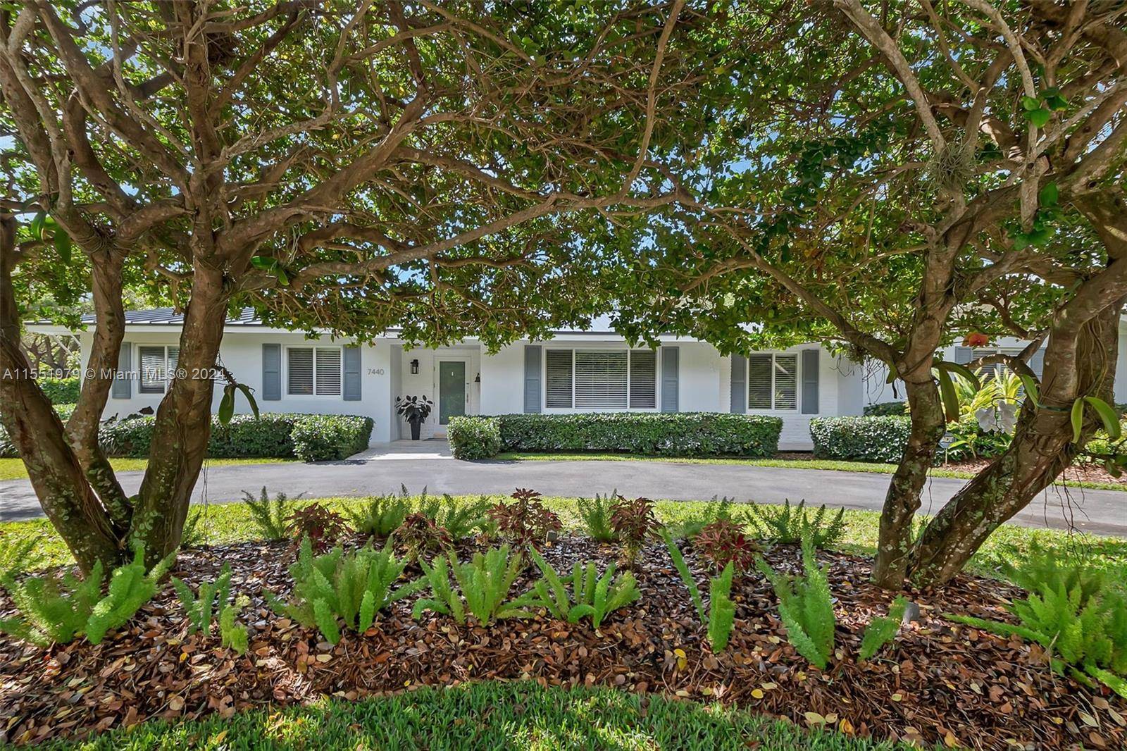 Pristine 4 2 home with detached 2018 built one bedroom cottage retreat in one of Palmetto Bay s most desirable neighborhoods.
