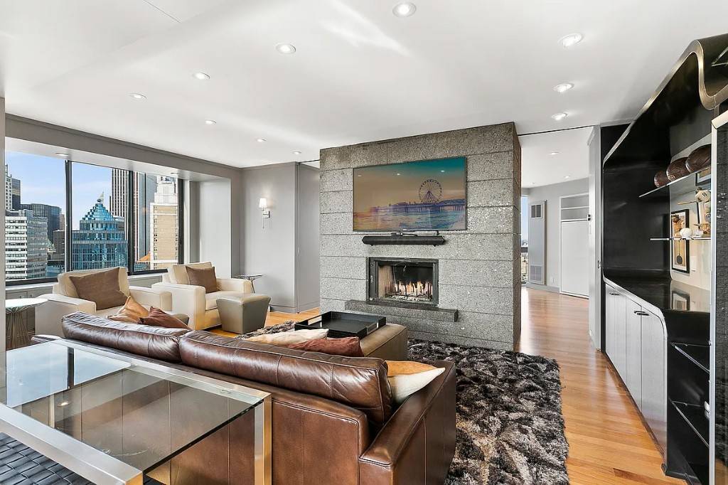 Fully furnished and with panoramic views of Central Park, Midtown skyline and the East River ; that's what awaits you in this recently renovated 3 bedroom, 3.