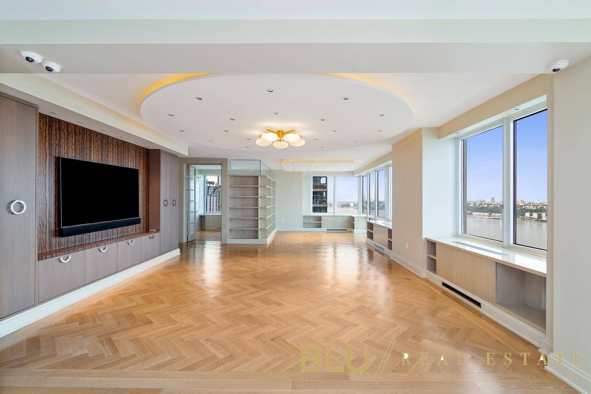 This luxury full floor condo in Lincoln Square checks every box on your list Unobstructed river park skyline views in every direction ?