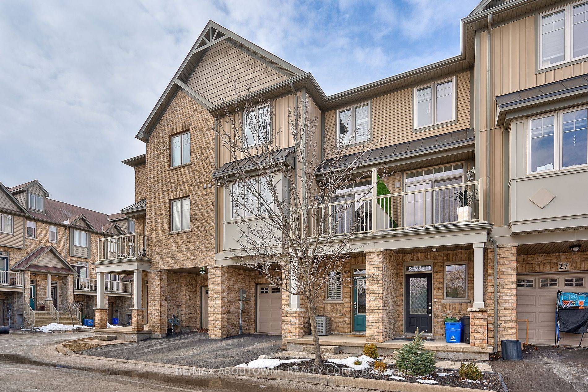 Fabulous 2 bedroom, 2 bathroom townhome located in the Parkside Village community of Binbrook.