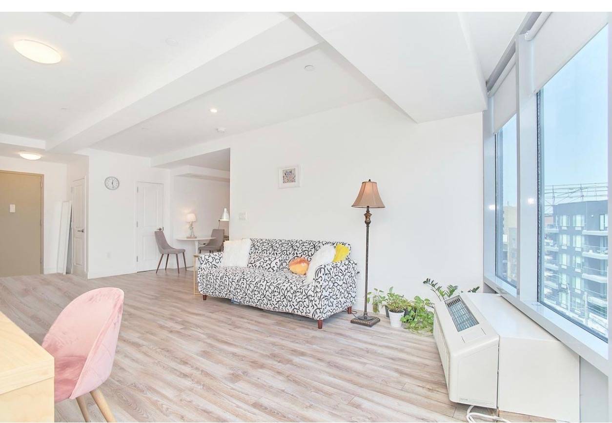 This beautiful one bedroom unit features a queen size bedroom with ample closet space ; Security video intercom ; Delaware Bay Drift Grey hardwood flooring ; floor to ceiling windows.