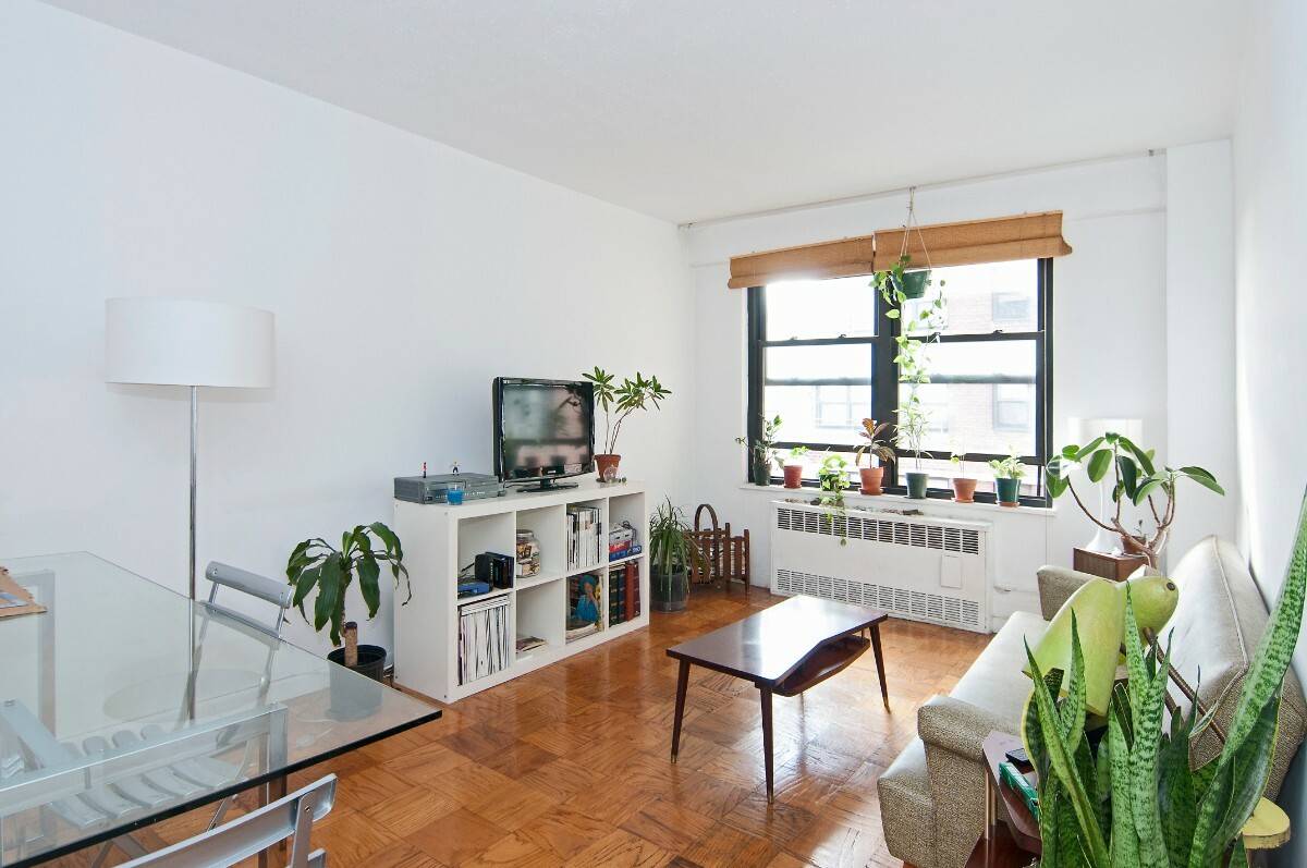 This high floor one bedroom home provides an escape from bustling city life.