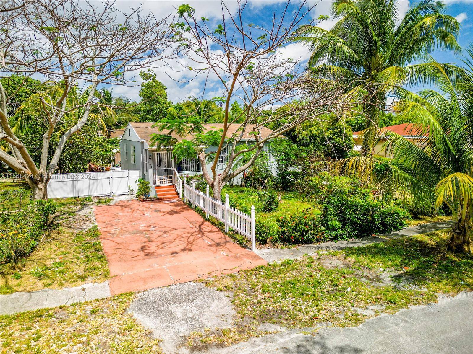 Discover the charm of this cozy single family home located in North Miami Beach, set on a spacious 8, 100 square foot lot with 3 bedrooms and 1 bathroom.