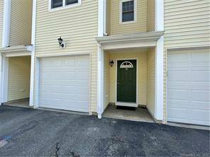 Don't miss this townhouse with garage !