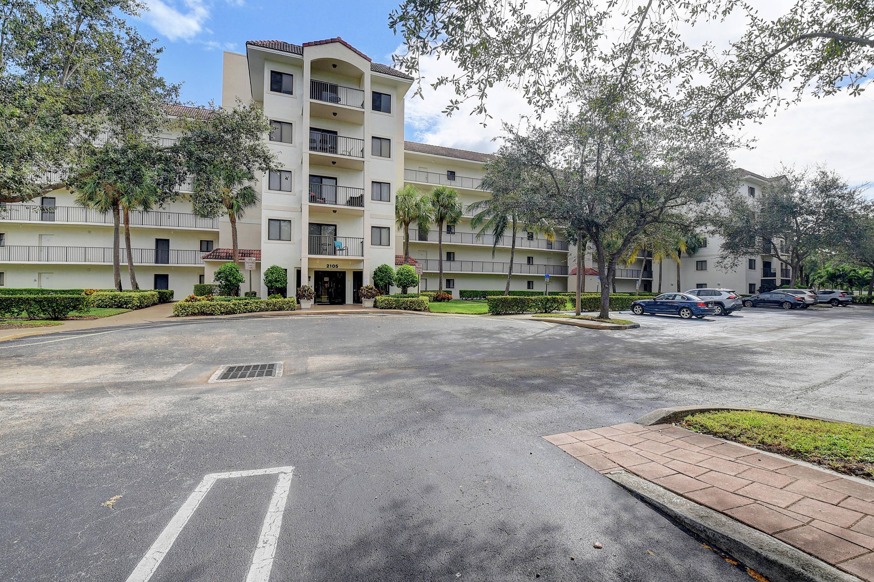 Beautiful, very spacious 2 bedroom condo with 2 Master suites !