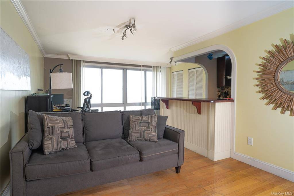 2 bedroom corner apartment with parking by the Hudson River !