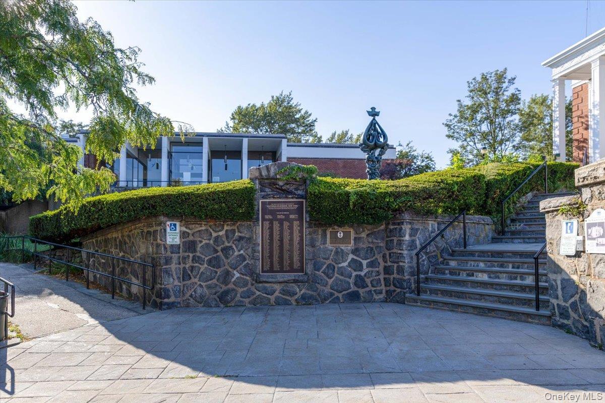 Experience ultimate walkability through historic, picturesque paths leading right into the heart of downtown