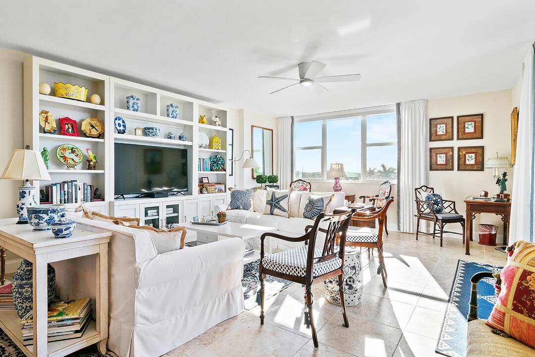 Enjoy one of a kind tropical panoramic views of the intracoastal waterway.