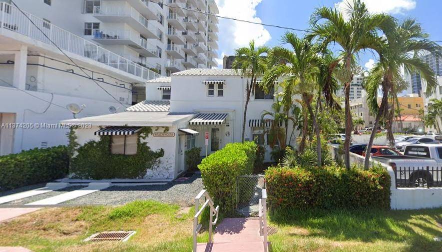 6br 5bath fully furnished move in condition, nice furniture part of Triplex located in the heart of Miami Beach, across from the water, 1 block from the ocean, near shopping, ...