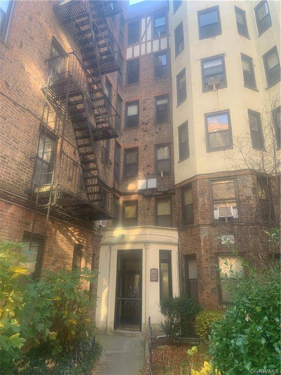 Welcome to 766 Brady Avenue, Unit 539, a meticulously updated coop nestled within a well kept development in the heart of the Bronx.