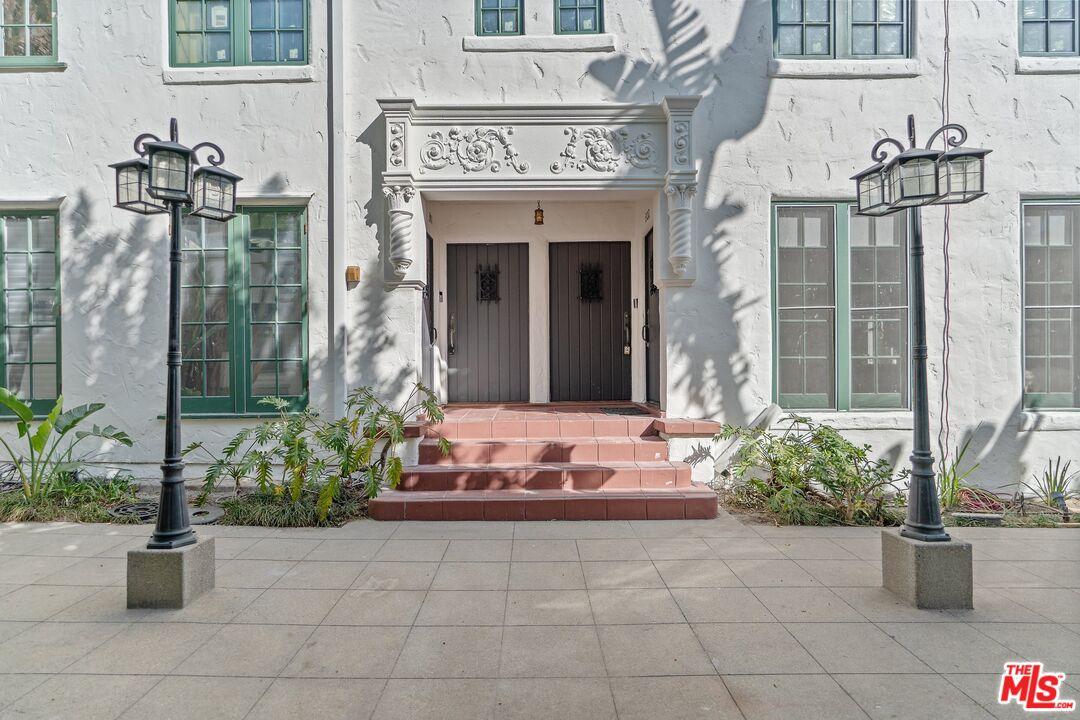 Character Spanish Condo