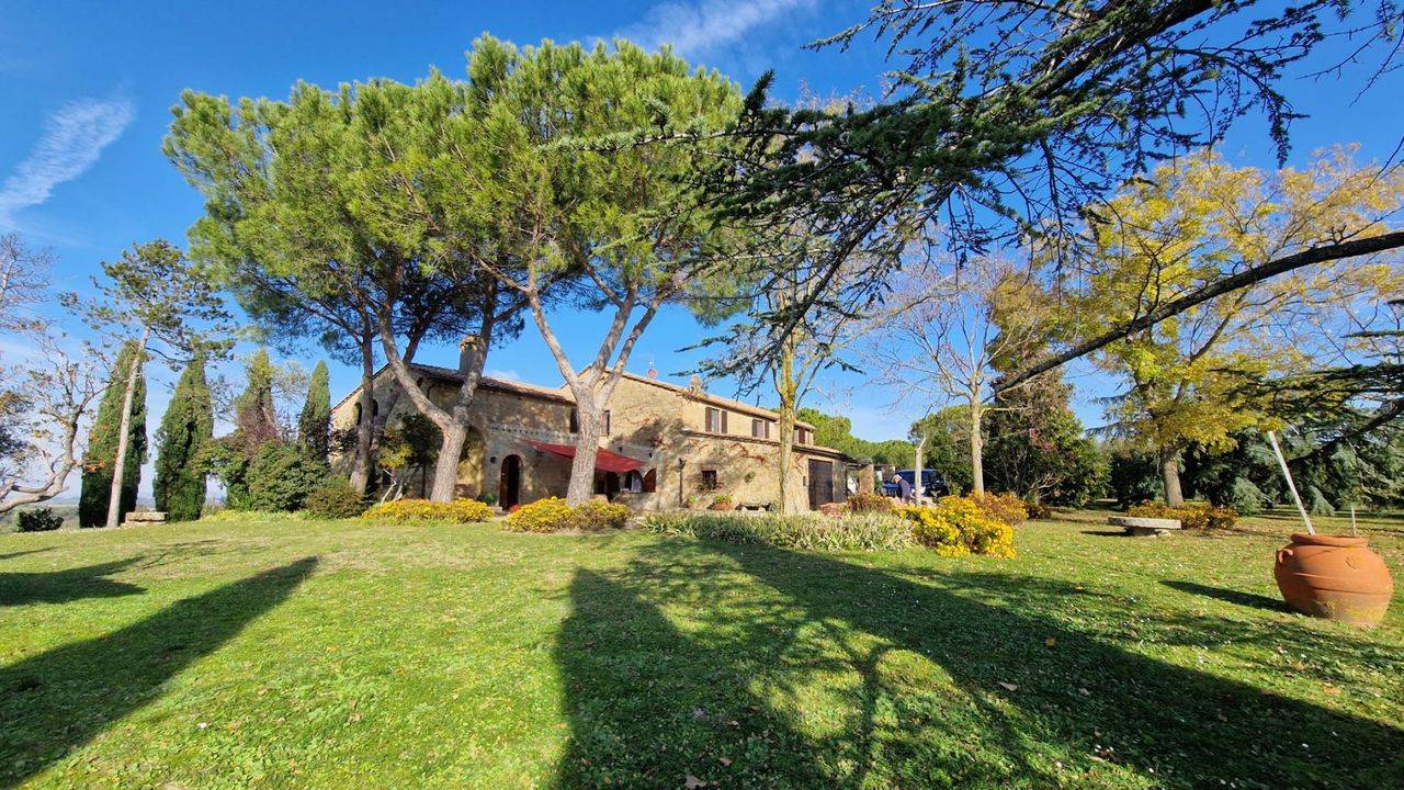 Estate for sale in Pienza area, Tuscany, Siena. Farm estate with 7 bedrooms, vinyard, olive grove, park, lake for irrigation.